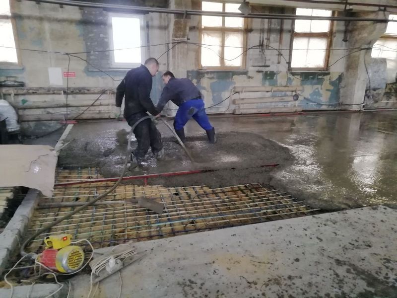 Финальный этап бетонирования пола в цеху по производству стеклопластиковой арматуры Финальный этап бетонирования пола в цеху по производству стеклопластиковой арматуры