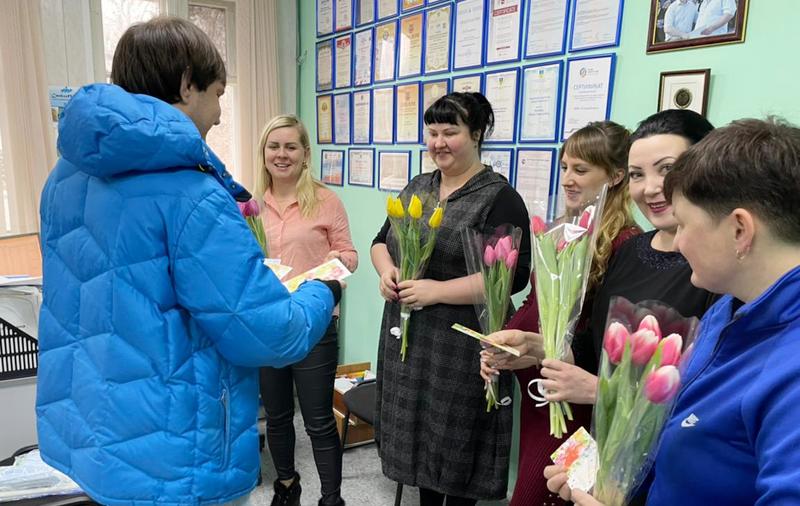 Мужской коллектив завода СтеклоПласт от всего сердца поздравляет женщин с 8 Марта